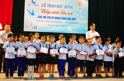 ប្រគល់ជូនអាហារូបករណ៍៖បង្ហោះសុបិនសំរាប់សិស្សានុសិស្សក្រីក្រឆ្លងកាត់ការលំបាក